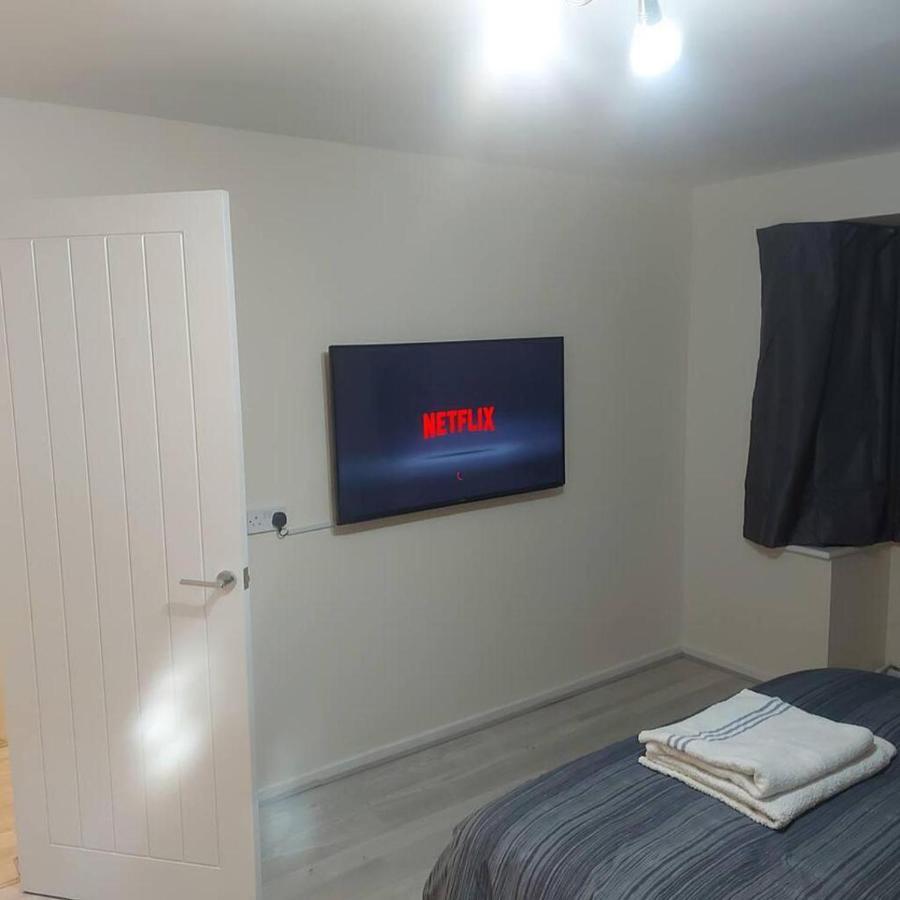 Lovely & Beautiful 2 Bed-Apartment In Borehamwood Exterior foto